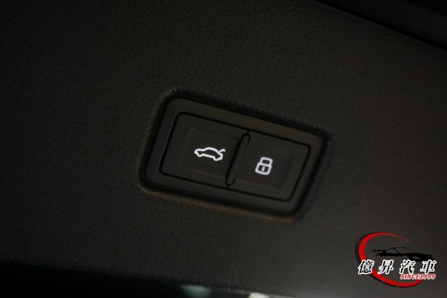 Q5 SPORTBACK，RS前後大包、消光灰貼膜、改裝鋁圈，全景天窗、360度環景、Level 2跟車  第9張相片