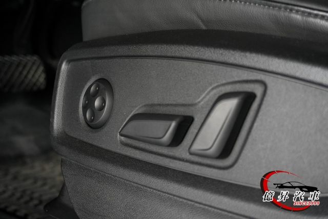 Q5 SPORTBACK，RS前後大包、消光灰貼膜、改裝鋁圈，全景天窗、360度環景、Level 2跟車  第14張相片