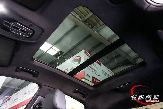 Q5 SPORTBACK，RS前後大包、消光灰貼膜、改裝鋁圈，全景天窗、360度環景、Level 2跟車  第17張相片