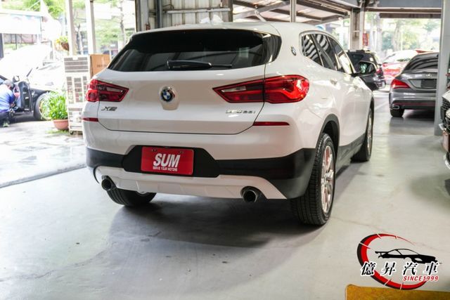 市場稀有28i，跑格十足、斜背設計，運動化車身線條，展現年輕與個性的完美融合  第5張相片