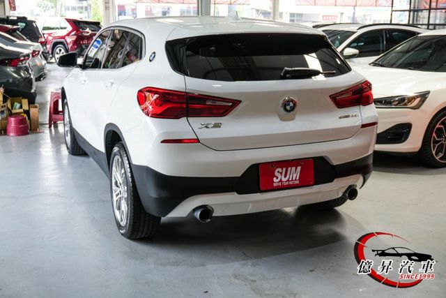 市場稀有28i，跑格十足、斜背設計，運動化車身線條，展現年輕與個性的完美融合  第6張相片