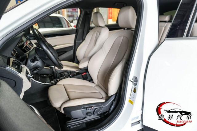 市場稀有28i，跑格十足、斜背設計，運動化車身線條，展現年輕與個性的完美融合  第7張相片