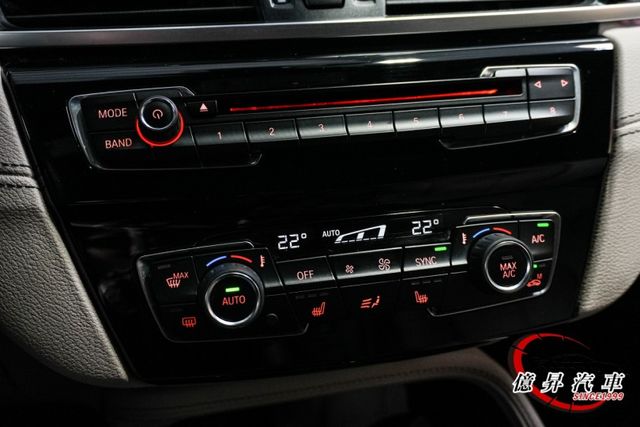 市場稀有28i，跑格十足、斜背設計，運動化車身線條，展現年輕與個性的完美融合  第10張相片