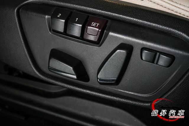 市場稀有28i，跑格十足、斜背設計，運動化車身線條，展現年輕與個性的完美融合  第11張相片