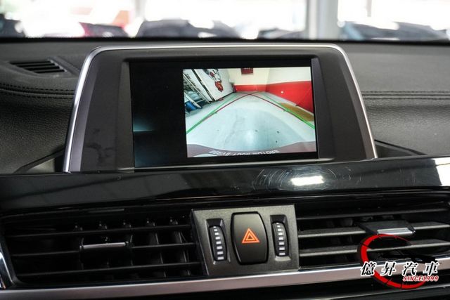 市場稀有28i，跑格十足、斜背設計，運動化車身線條，展現年輕與個性的完美融合  第13張相片