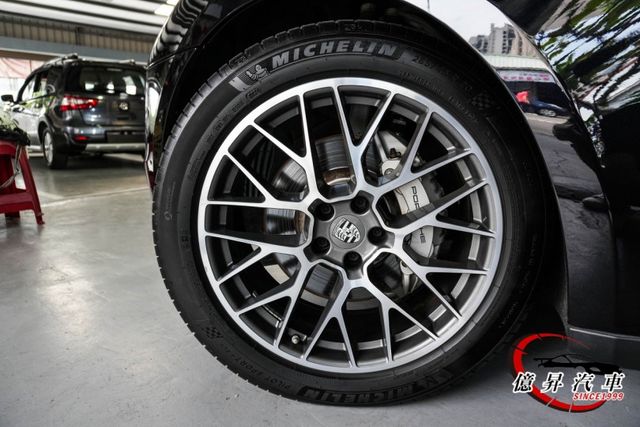 MACAN S，20吋RS Spyder鋁圈、金屬墨玉黑、360度環景，選配近40萬  第8張相片