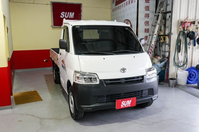 循跡防滑、LED頭燈，加裝CarPlay影音、倒車顯影，人人都會開的自排  第4張相片