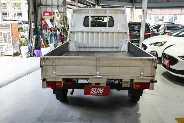 循跡防滑、LED頭燈，加裝CarPlay影音、倒車顯影，人人都會開的自排  第5張相片