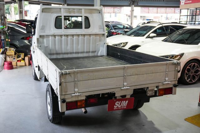 循跡防滑、LED頭燈，加裝CarPlay影音、倒車顯影，人人都會開的自排  第7張相片