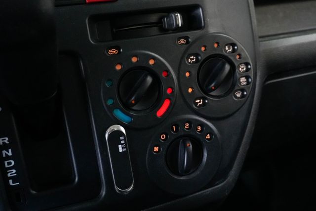 循跡防滑、LED頭燈，加裝CarPlay影音、倒車顯影，人人都會開的自排  第11張相片