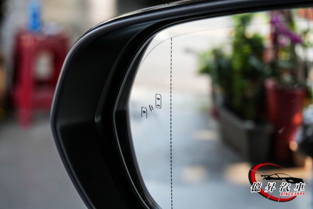 全景天窗、360度環景、F SPORT專屬外觀套件、冷熱通風椅，稀有F運動版  第8張相片