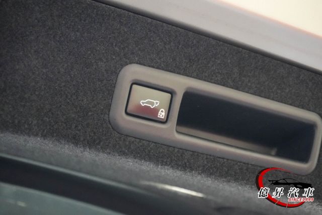 全景天窗、360度環景、F SPORT專屬外觀套件、冷熱通風椅，稀有F運動版  第9張相片