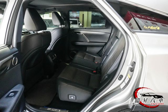 全景天窗、360度環景、F SPORT專屬外觀套件、冷熱通風椅，稀有F運動版  第11張相片