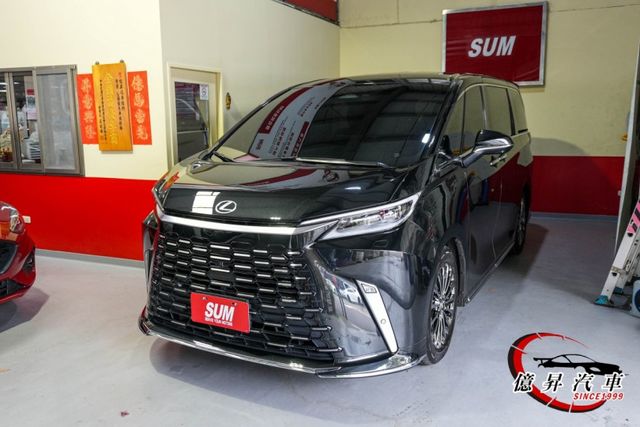 僅跑七千，秒殺款!水晶排檔頭、西雅圖地板、前後螢幕同步，無隔熱紙政策，不怕車內被看光光  第1張相片