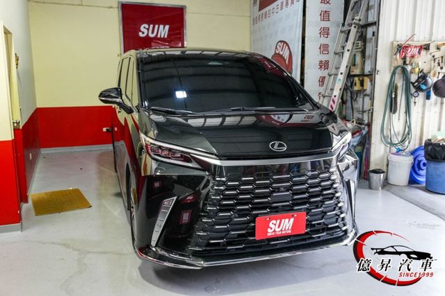 僅跑七千，秒殺款!水晶排檔頭、西雅圖地板、前後螢幕同步，無隔熱紙政策，不怕車內被看光光  第2張相片