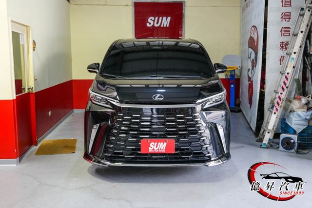 僅跑七千，秒殺款!水晶排檔頭、西雅圖地板、前後螢幕同步，無隔熱紙政策，不怕車內被看光光  第3張相片