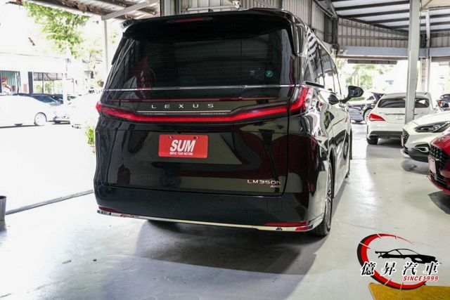 僅跑七千，秒殺款!水晶排檔頭、西雅圖地板、前後螢幕同步，無隔熱紙政策，不怕車內被看光光  第5張相片