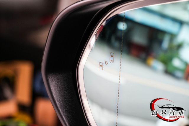 僅跑七千，秒殺款!水晶排檔頭、西雅圖地板、前後螢幕同步，無隔熱紙政策，不怕車內被看光光  第7張相片