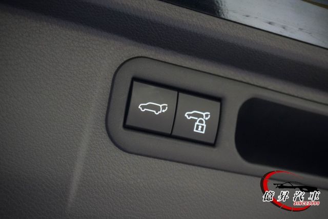 僅跑七千，秒殺款!水晶排檔頭、西雅圖地板、前後螢幕同步，無隔熱紙政策，不怕車內被看光光  第8張相片