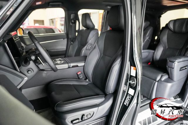 僅跑七千，秒殺款!水晶排檔頭、西雅圖地板、前後螢幕同步，無隔熱紙政策，不怕車內被看光光  第9張相片