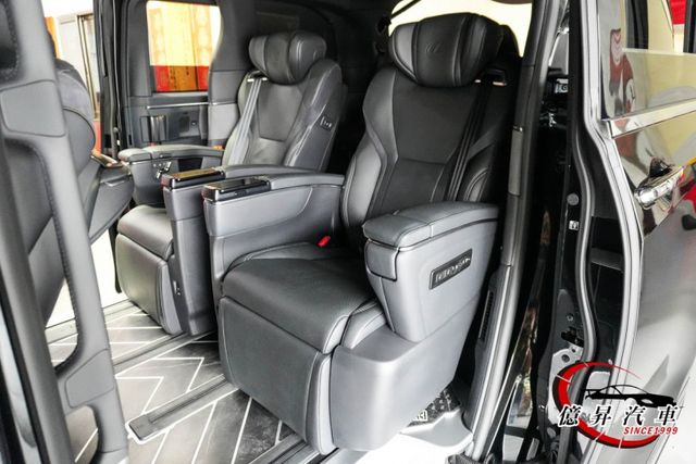 僅跑七千，秒殺款!水晶排檔頭、西雅圖地板、前後螢幕同步，無隔熱紙政策，不怕車內被看光光  第10張相片