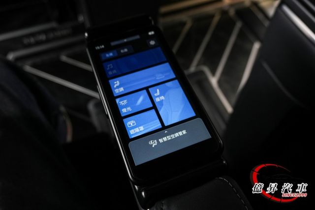 僅跑七千，秒殺款!水晶排檔頭、西雅圖地板、前後螢幕同步，無隔熱紙政策，不怕車內被看光光  第14張相片