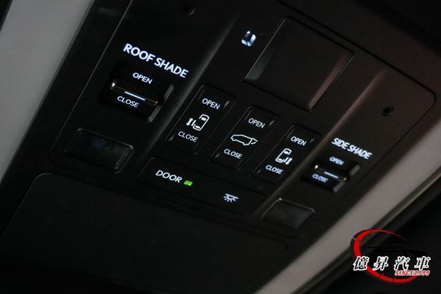 僅跑七千，秒殺款!水晶排檔頭、西雅圖地板、前後螢幕同步，無隔熱紙政策，不怕車內被看光光  第16張相片