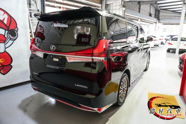 實用七人座，黑內裝，電動調整座椅、按摩、腿托、隱私空間一次到位，極致尊榮座駕  第4張相片