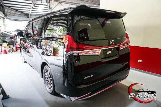 實用七人座，黑內裝，電動調整座椅、按摩、腿托、隱私空間一次到位，極致尊榮座駕  第5張相片