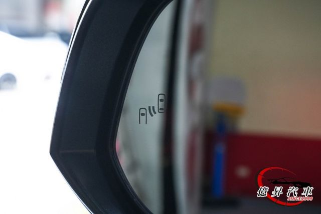 實用七人座，黑內裝，電動調整座椅、按摩、腿托、隱私空間一次到位，極致尊榮座駕  第7張相片