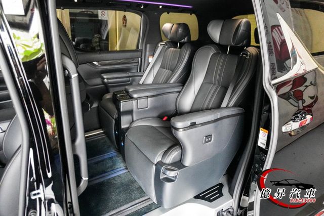 實用七人座，黑內裝，電動調整座椅、按摩、腿托、隱私空間一次到位，極致尊榮座駕  第8張相片