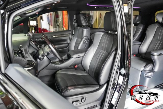 實用七人座，黑內裝，電動調整座椅、按摩、腿托、隱私空間一次到位，極致尊榮座駕  第9張相片