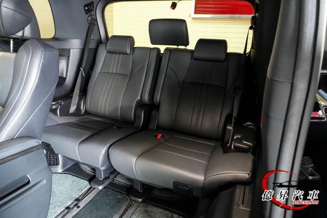 實用七人座，黑內裝，電動調整座椅、按摩、腿托、隱私空間一次到位，極致尊榮座駕  第10張相片