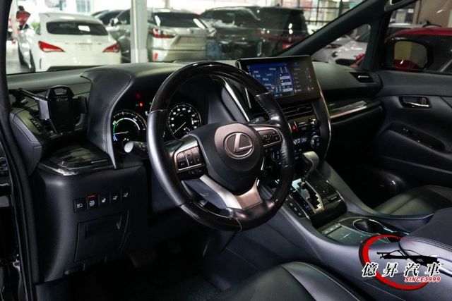 實用七人座，黑內裝，電動調整座椅、按摩、腿托、隱私空間一次到位，極致尊榮座駕  第11張相片