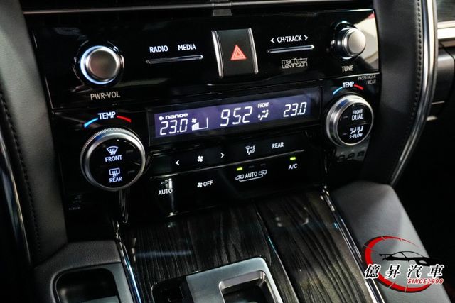 實用七人座，黑內裝，電動調整座椅、按摩、腿托、隱私空間一次到位，極致尊榮座駕  第12張相片