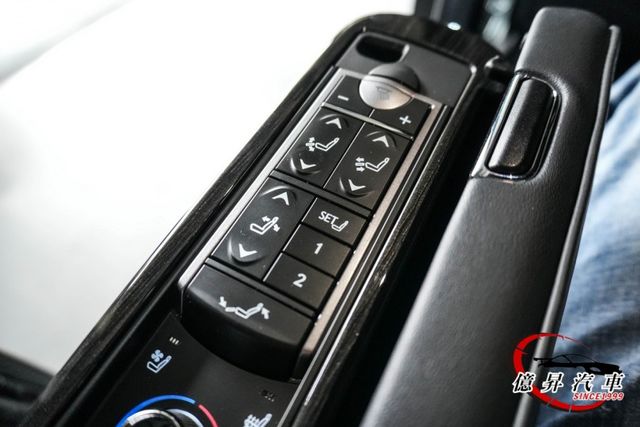 實用七人座，黑內裝，電動調整座椅、按摩、腿托、隱私空間一次到位，極致尊榮座駕  第13張相片