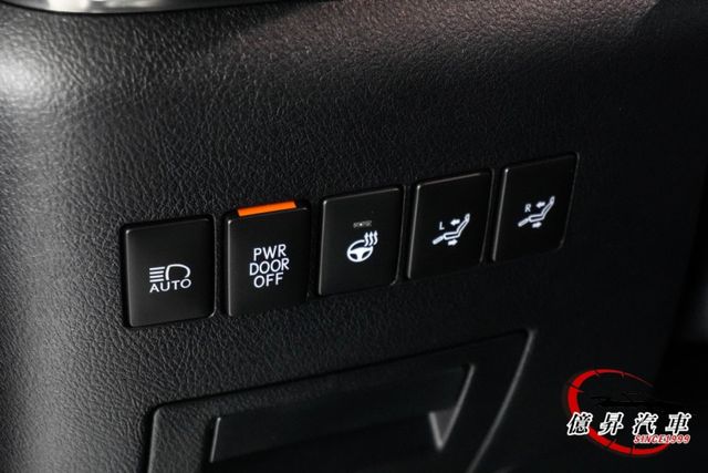 實用七人座，黑內裝，電動調整座椅、按摩、腿托、隱私空間一次到位，極致尊榮座駕  第14張相片