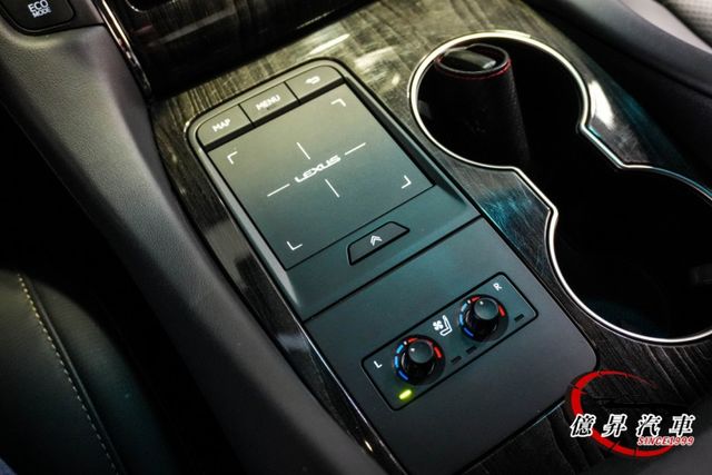 實用七人座，黑內裝，電動調整座椅、按摩、腿托、隱私空間一次到位，極致尊榮座駕  第15張相片