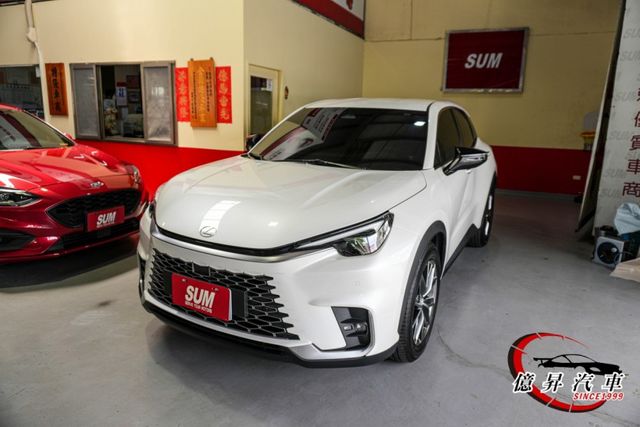 自動停車輔助、360環景、抬頭顯示器、MK音響，市場稀有，最頂規，新車價169萬  第1張相片