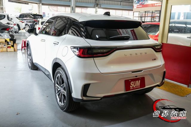 自動停車輔助、360環景、抬頭顯示器、MK音響，市場稀有，最頂規，新車價169萬  第5張相片