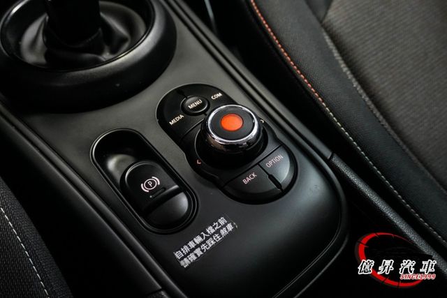 低里程，Led頭燈、6.5吋中控螢幕、電動尾門、英國旗尾燈，經典英倫設計  第14張相片