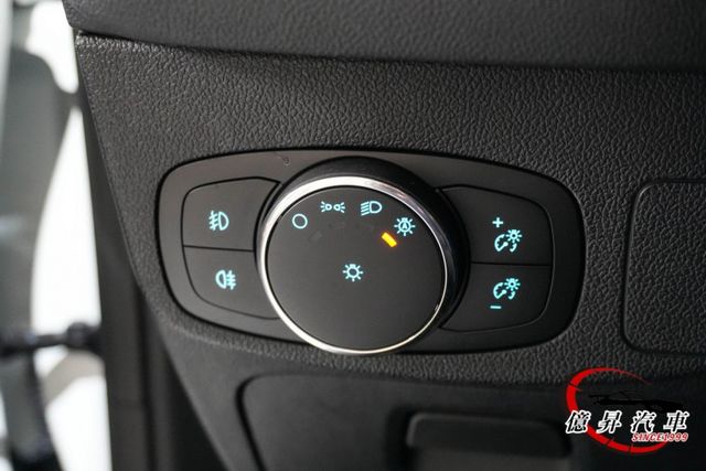 僅跑6.1萬公里，駕駛座電動椅、HUD抬頭顯示器、B&O音響、ACC跟車，大空間跨界掀背  第13張相片