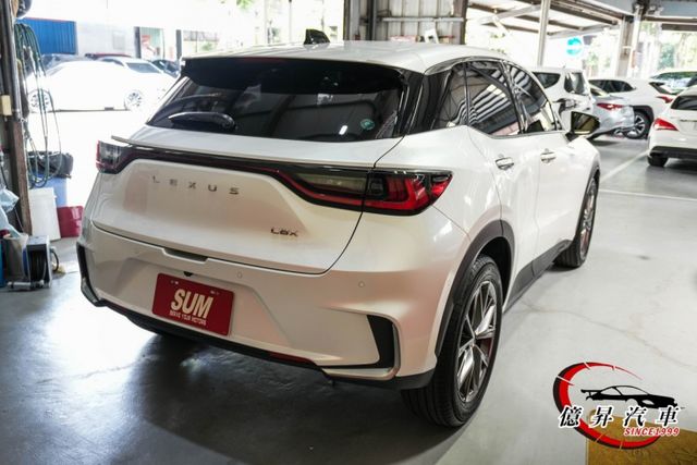 自動停車輔助、360環景、抬頭顯示器、MK音響，市場稀有，最頂規，新車價169萬  第6張相片