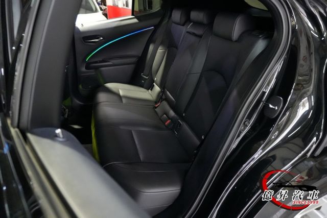 稀有F-SPORT版本，鐵枝標牌，專屬外觀空力套件、跑車化座椅、F版本方向盤  第8張相片