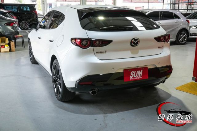 僅跑3.9萬公里， 20S Carbon Edition，ACC跟車、盲點偵測、倒車顯影  第5張相片