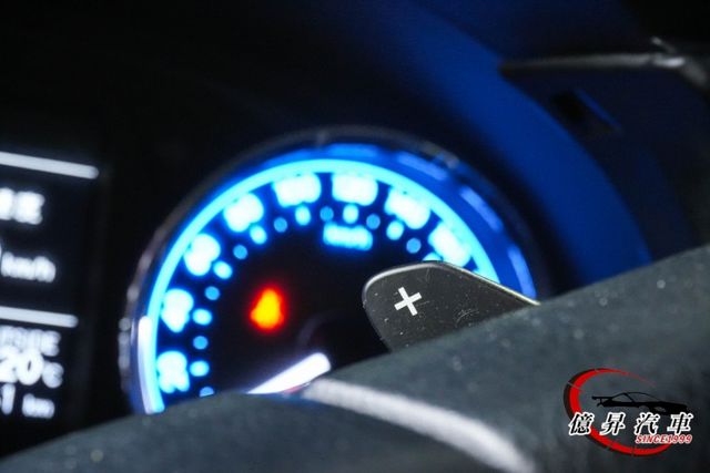 低里程，LED頭燈、換檔撥片、Keyless、專屬Z版空力套件，市場稀有Z版  第13張相片