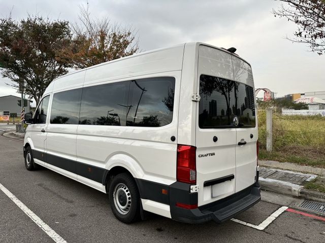 高頂八人座，獨立座椅、KTV、冰箱、電動側踏板，全車百萬裝潢，買回去直接上路賺錢  第4張相片