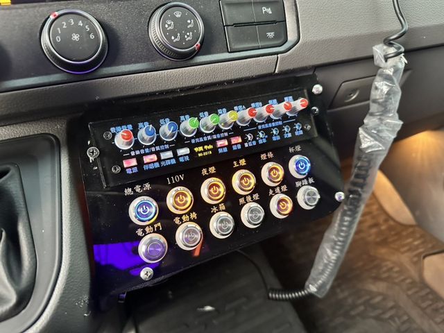 高頂八人座，獨立座椅、KTV、冰箱、電動側踏板，全車百萬裝潢，買回去直接上路賺錢  第8張相片