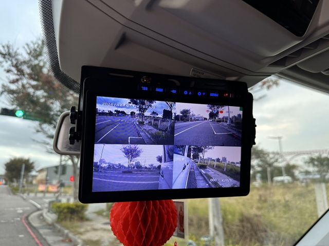 高頂八人座，獨立座椅、KTV、冰箱、電動側踏板，全車百萬裝潢，買回去直接上路賺錢  第11張相片