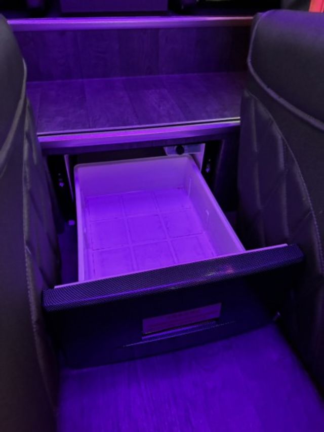 高頂八人座，獨立座椅、KTV、冰箱、電動側踏板，全車百萬裝潢，買回去直接上路賺錢  第19張相片